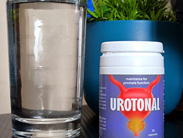 Баночка Urotonal и горшок с цветком крупным планом.