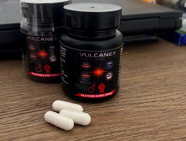 Баночки Vulcanex на фоне ноутбука.
