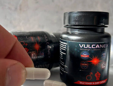 Лицевая сторона баночки и рука со средством Vulcanex.