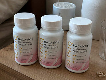 Три баночки Sliniq balance на ночном столике.
